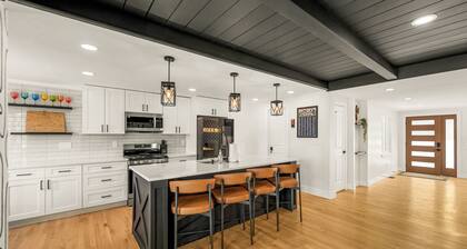 1.7 Acre Epic Group Retreat - Pickellball, Game Room, Firepits, Hot tub!