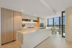 Private kitchen - Cloud Nine Stay | 3BR Designer Views on Level 61 (Brisbane City)