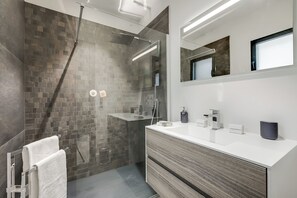 Shower, hair dryer, towels - Maison de l’Esterel - Private Pool, Frejus, France (Frejus)