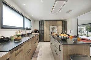 Fridge, microwave, oven, stovetop - Maison de l’Esterel - Private Pool, Frejus, France (Frejus)