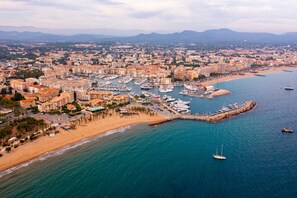 An aerial view of a coastal city with a marina, sandy beaches, and residential buildings. - Maison de l’Esterel 5 BR - Private Pool, Frejus, France (Frejus)