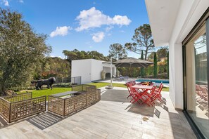 Outdoor dining - Maison de l’Esterel - Private Pool, Frejus, France (Frejus)