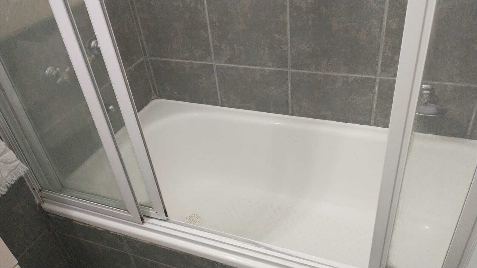 Bidet, serviettes fournies, savon, papier toilette
