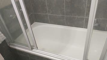 Bidet, serviettes fournies, savon, papier toilette