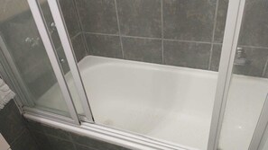 Bidet, serviettes fournies, savon, papier de toilette