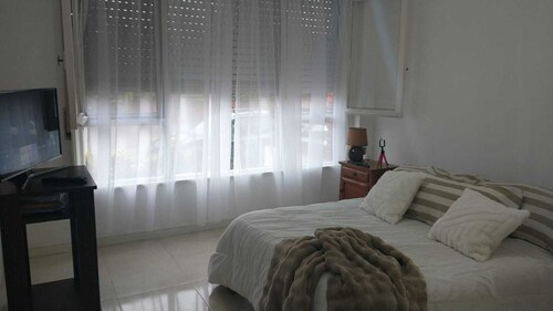 Full apartment 1 block from the sea