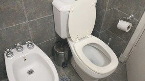 Bidet, serviettes fournies, savon, papier de toilette