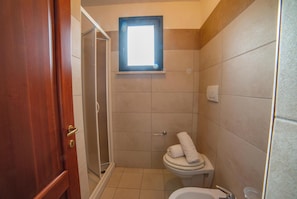 Een douche, een bidet, handdoeken