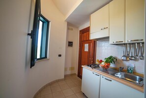 Fridge, stovetop, cookware/dishes/utensils - Beach in 5 min | Pool Access | n.66, Otranto, Italy (Otranto)