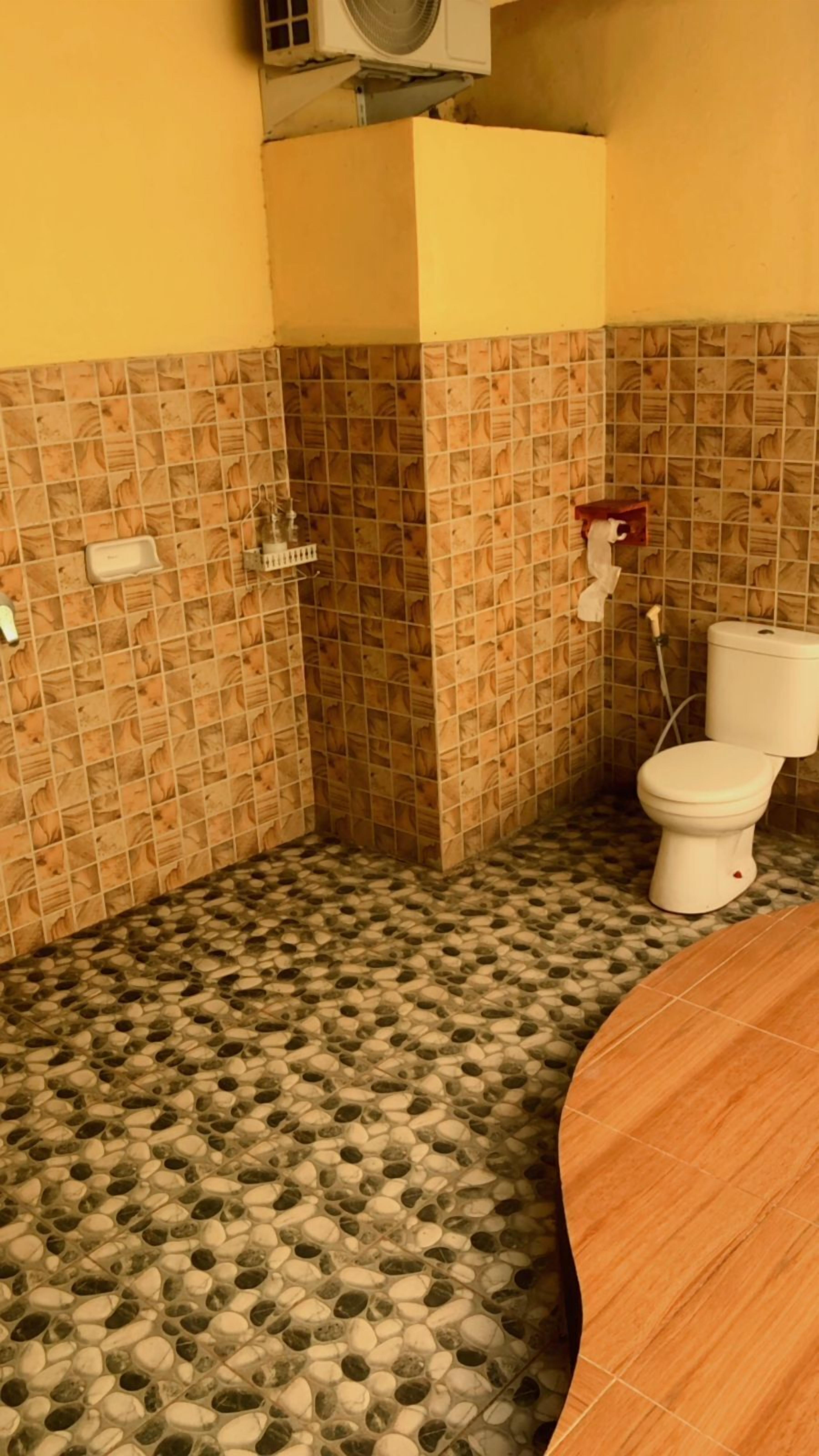 Chambre double, balcon, vue sur la cour intérieure | Salle de bain | Douche, articles de toilette (gratuits), serviettes fournies, savon