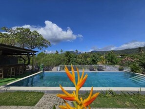 Una piscina al aire libre