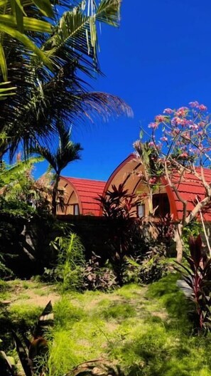 Vila superior, sacada, vista para a colina | Área da propriedade