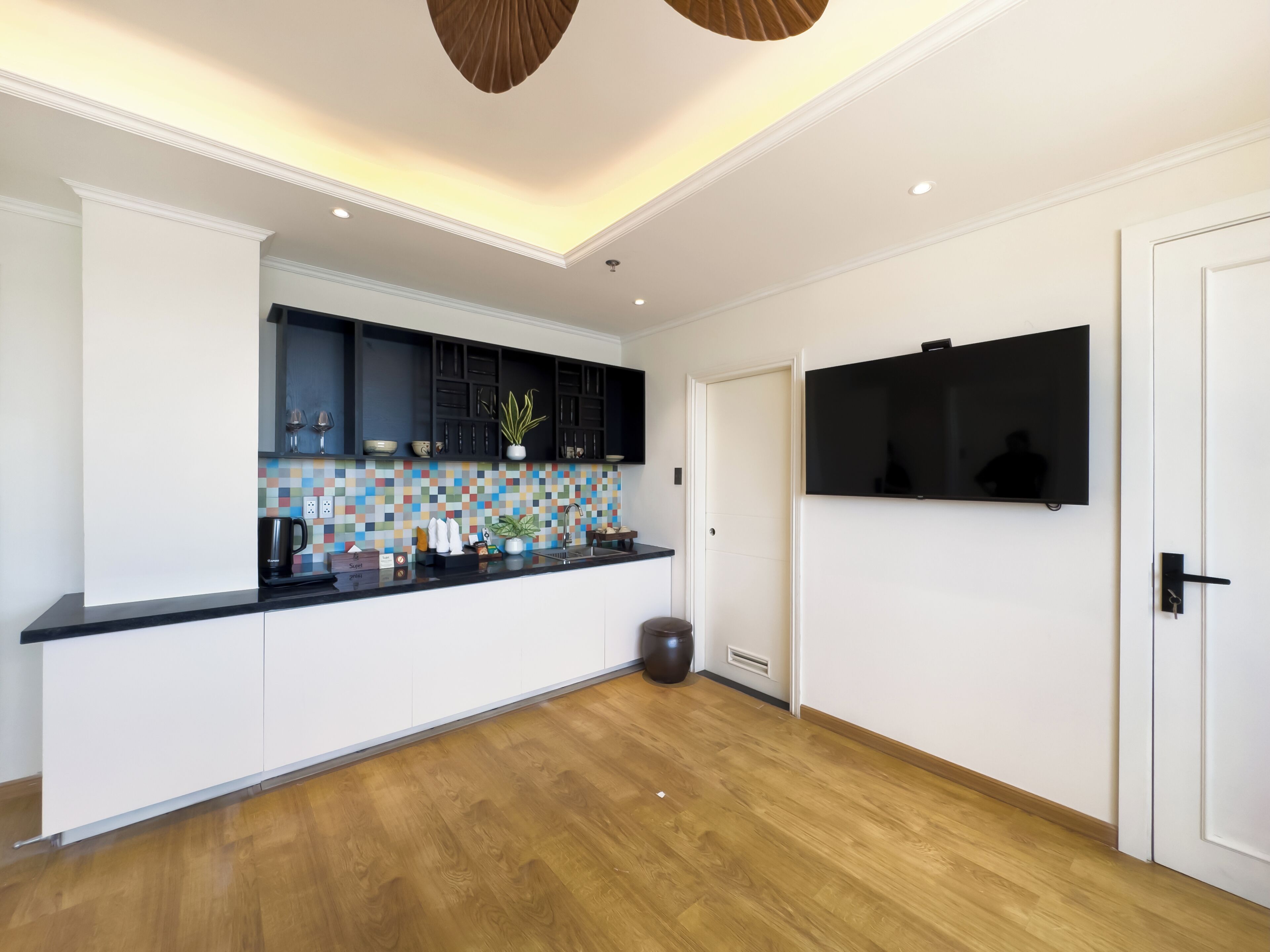 Twin Room, River View | Private kitchen