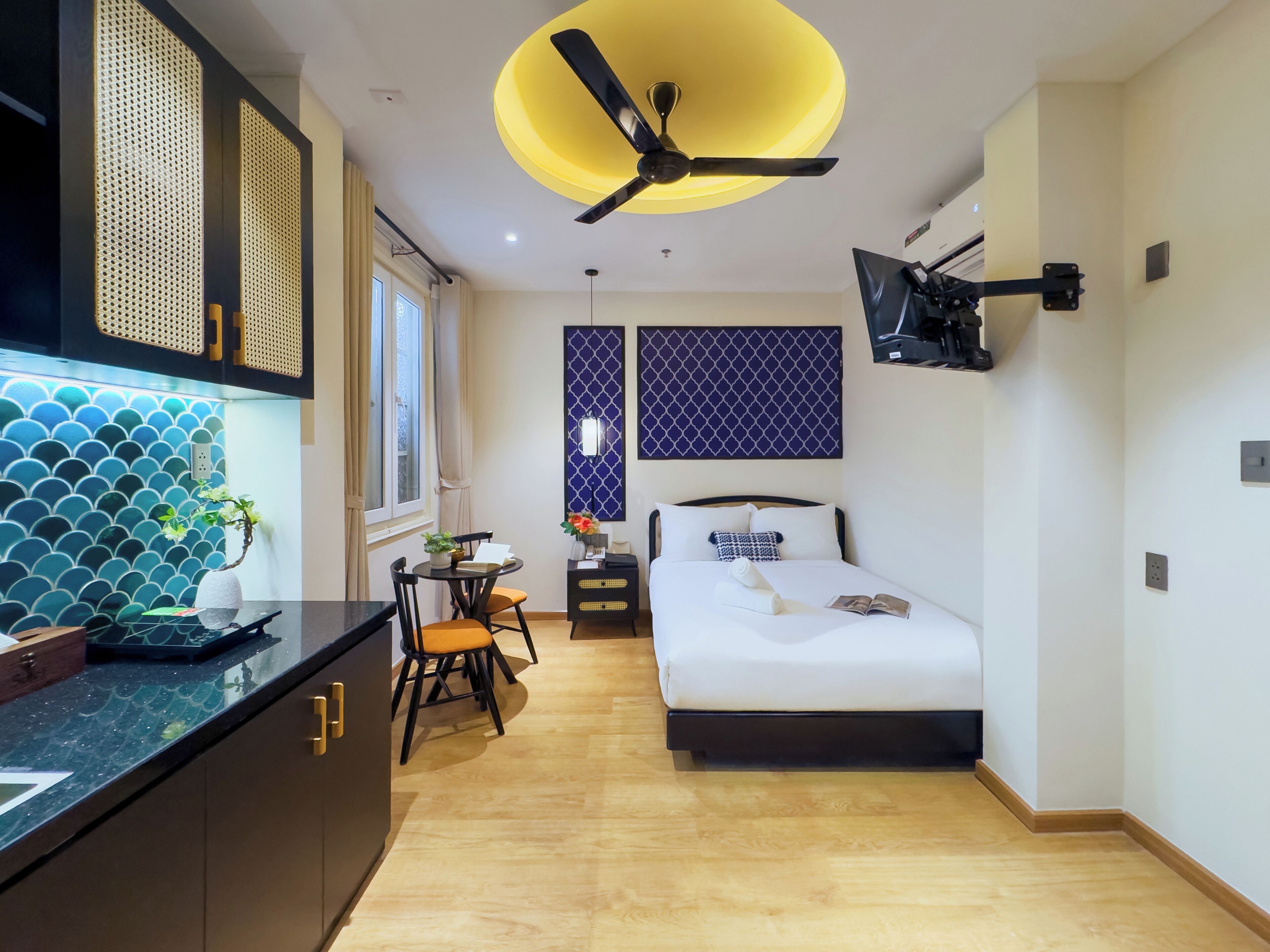 Un dormitorio moderno con cama, mesita de noche y ventilador de techo.