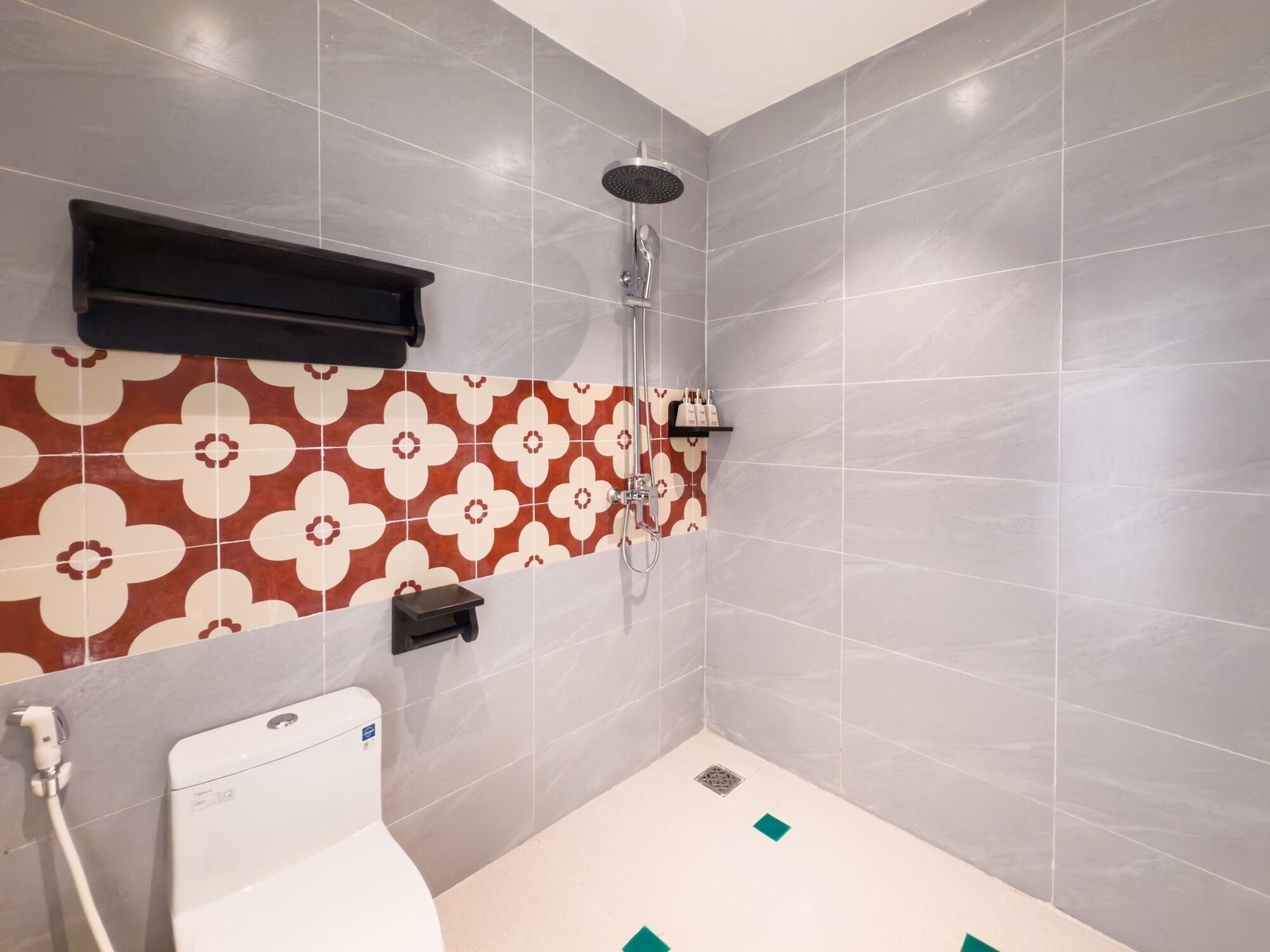 Deluxe Twin Room, River View | Bathroom | Shampoo, toilet paper