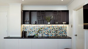 Chambre avec lits jumeaux, vue fleuve | Cuisine privée
