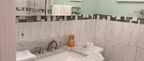 Serviettes fournies, savon, papier toilette