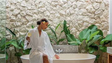 Junior Suite | Bathroom | Free toiletries, hair dryer, bathrobes, slippers