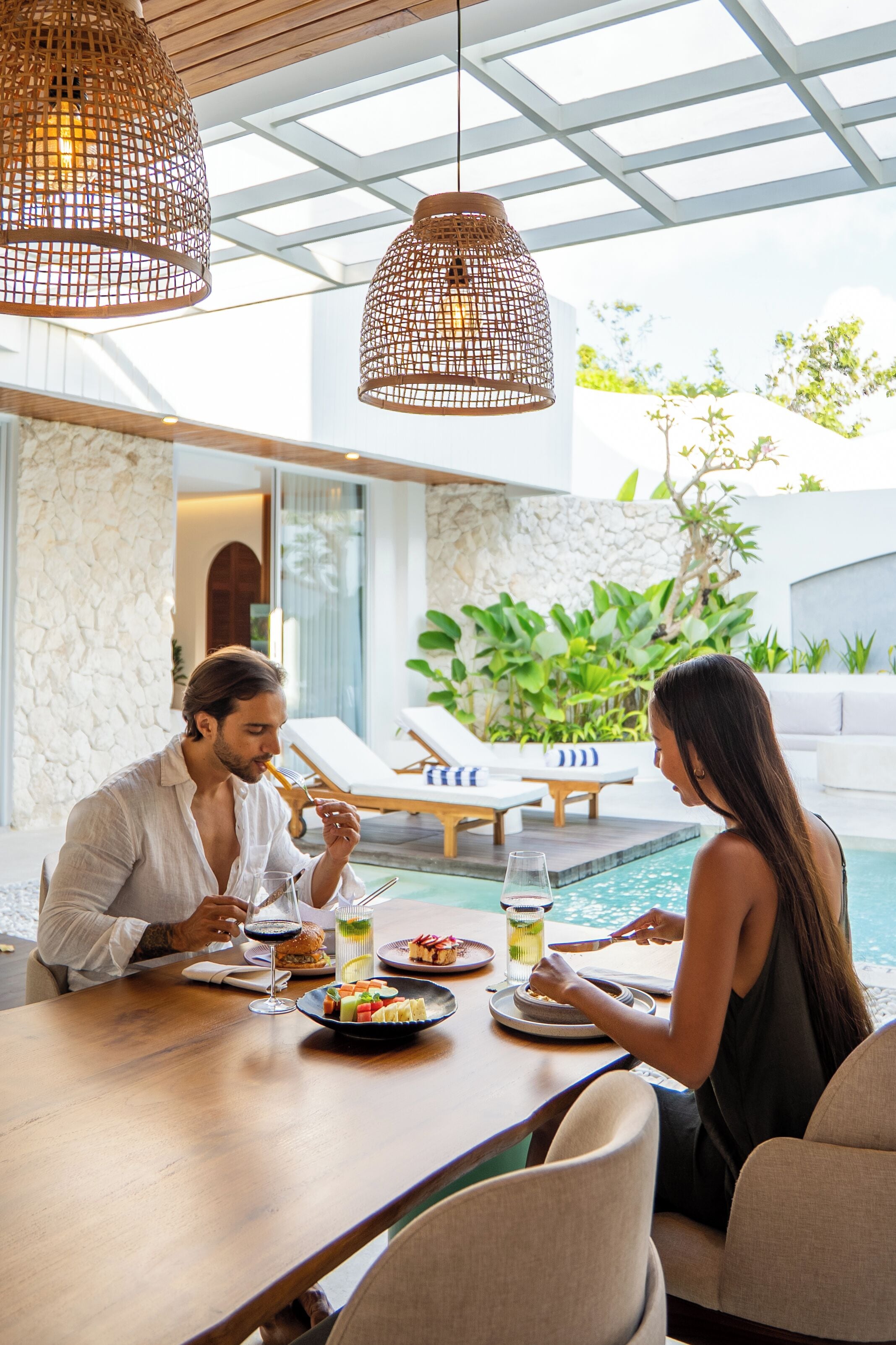 Villa, 2 chambres, piscine privée | Coin séjour | TV connectée de 55 pouces avec chaînes numériques