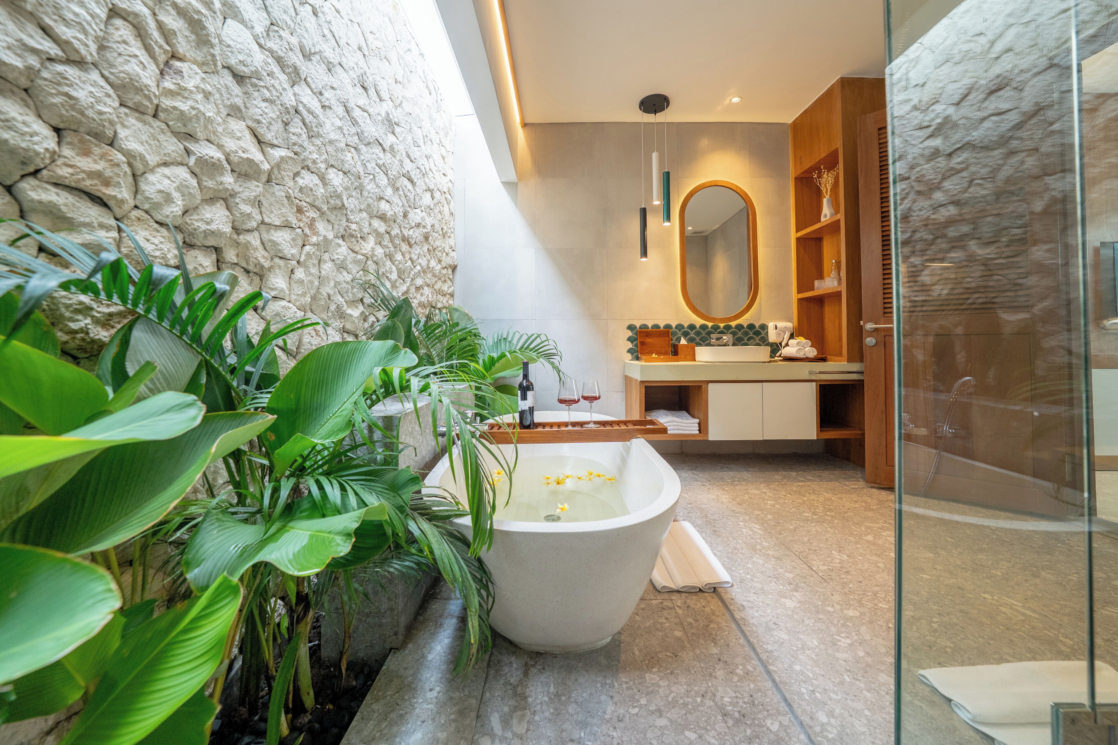 Junior suite | Badkamer | Gratis toiletartikelen, een haardroger, badjassen, pantoffels