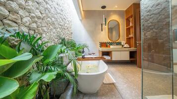 Junior suite | Badkamer | Gratis toiletartikelen, een haardroger, badjassen, pantoffels