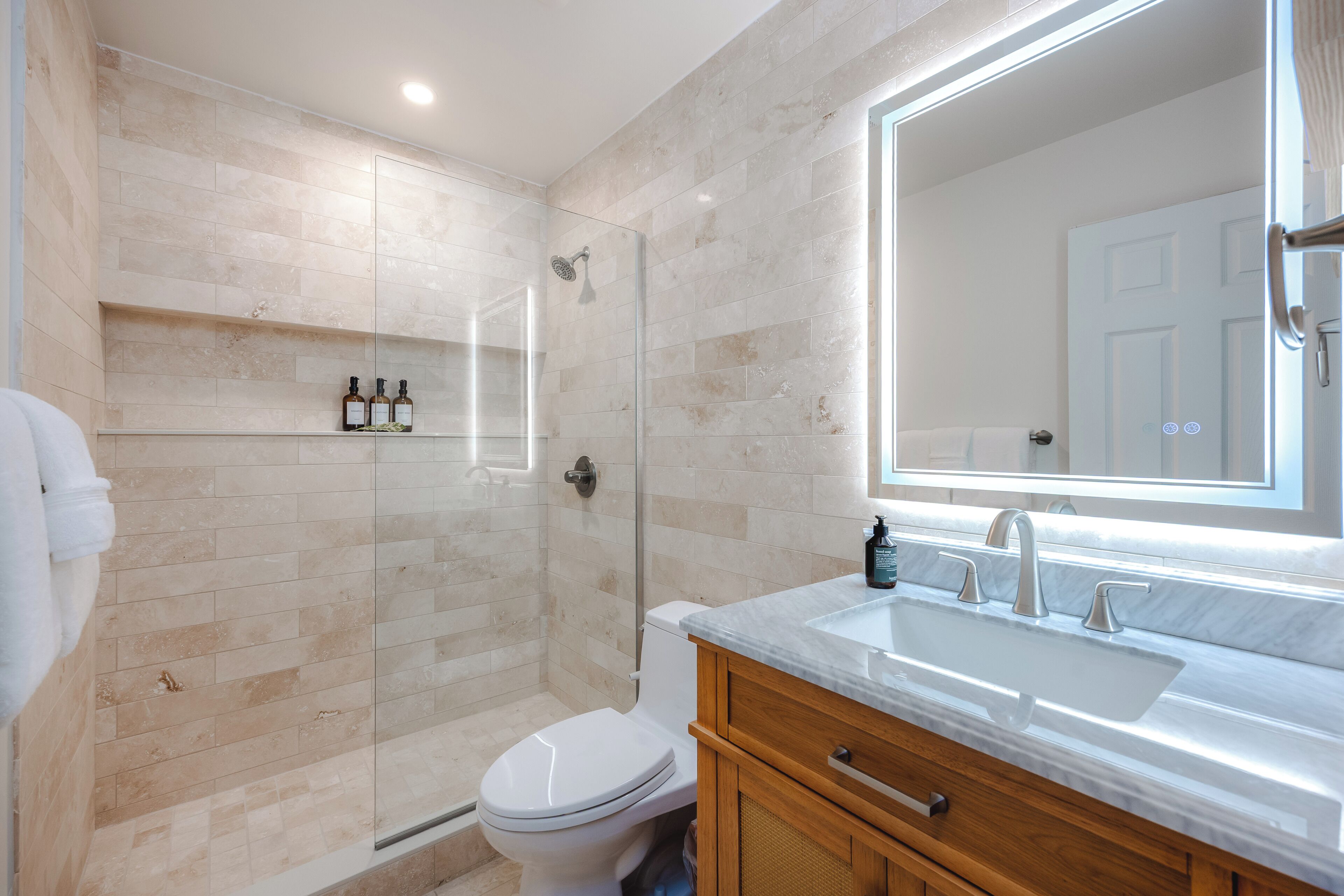 淋浴设施、吹风机、毛巾、肥皂