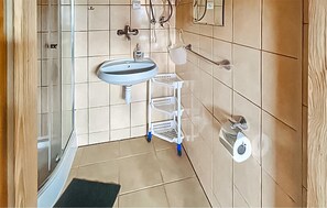 Shower - Cozy home in Sarbinowo with WiFi (Sarbinowo)