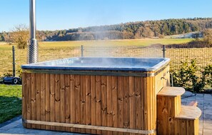 Outdoor spa tub - Stunning home in Dmuchowo with WiFi (Dmuchowo)