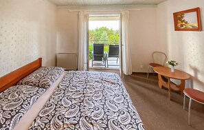 Travel cot, free WiFi - Gorgeous home in Kolobrzeg with sauna (Kolobrzeg)