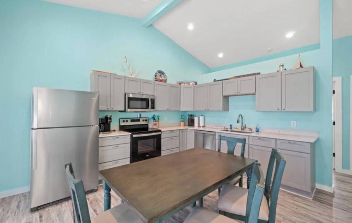 Fridge, microwave, stovetop, dishwasher