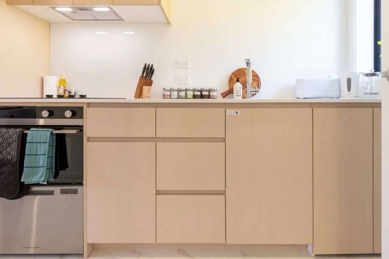 Une cuisine équipée d’une cuisinière, d’un four et de placards.