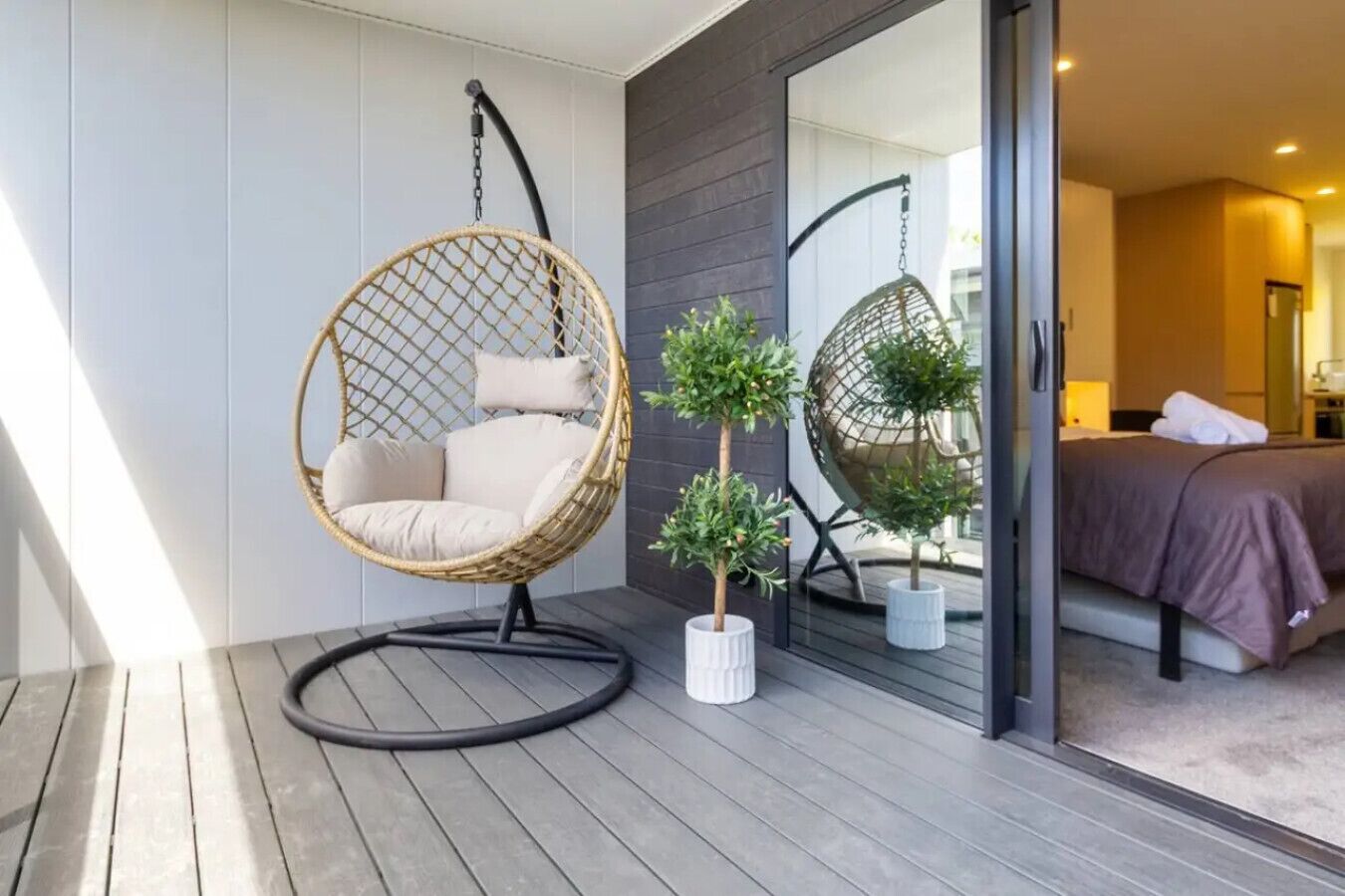 Tabla de planchar con plancha, wifi, ropa de cama