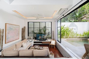 Villa Deluxe | Zona de estar | Una televisión de pantalla plana
