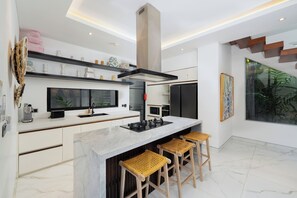 Cookware/dishes/utensils - Villa Devina by Pertama Stay (Seminyak)
