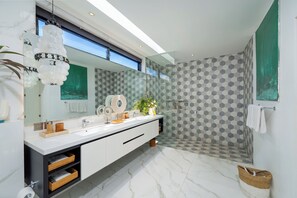 Deluxe Villa | Bathroom | Towels - Villa Devina by Pertama Stay (Seminyak)