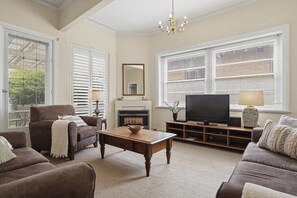 TV - "Selbrook" - Walk to Town - Pet Friendly (Orange)