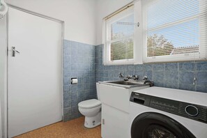 Shower, hair dryer, towels, soap - "Selbrook" - Walk to Town - Pet Friendly (Orange)