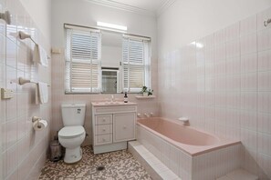 Shower, hair dryer, towels, soap - "Selbrook" - Walk to Town - Pet Friendly (Orange)