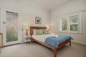 Desk, iron/ironing board, free WiFi, bed sheets - "Selbrook" - Walk to Town - Pet Friendly (Orange)