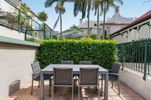 Outdoor dining - Comfortable Stay with Pool Access (South Brisbane)