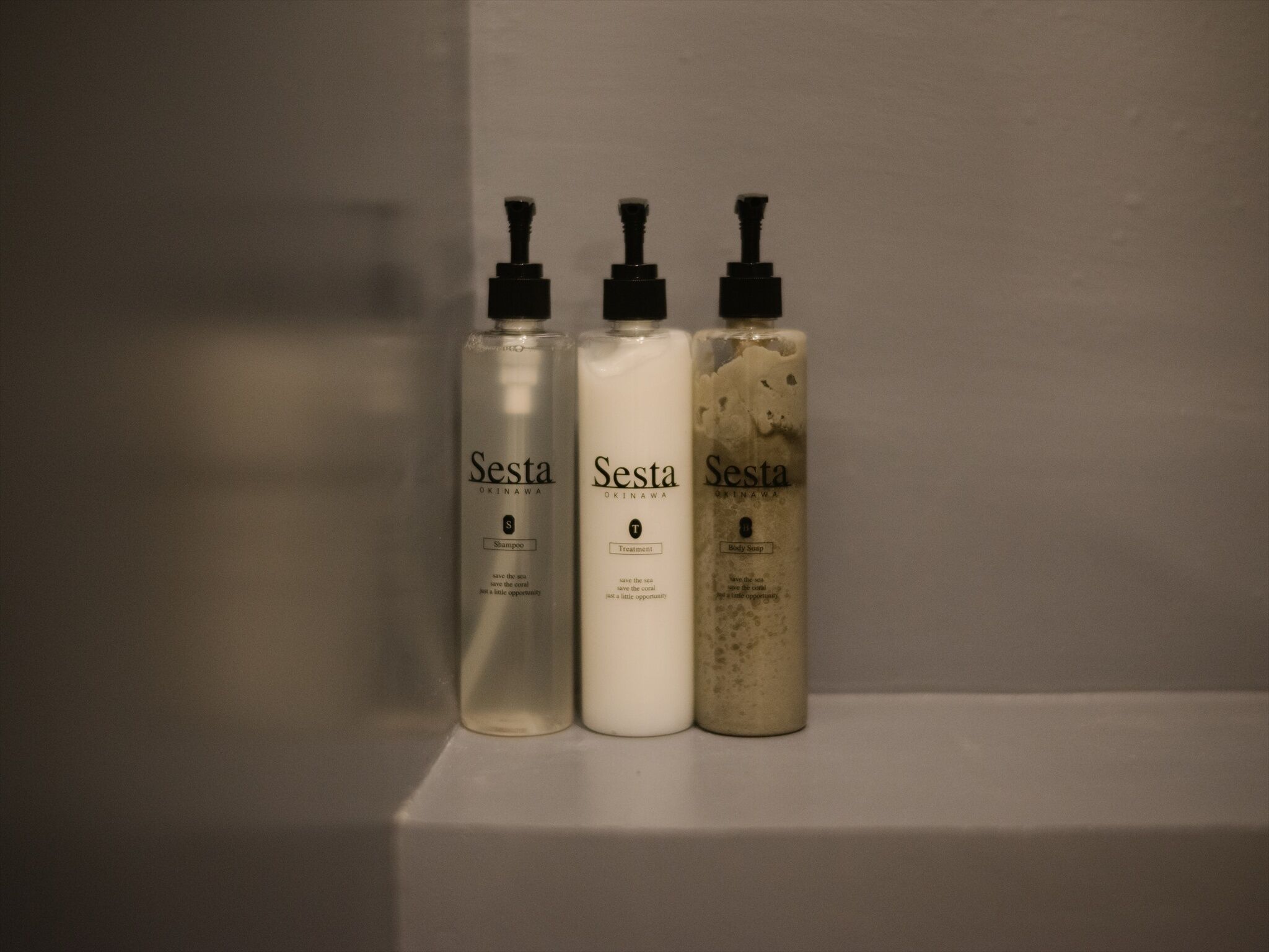 Tres botellas de Sesta skincare en una estantería.