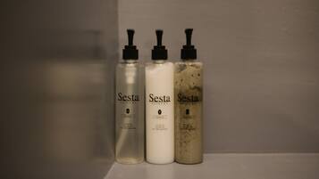Tres botellas de Sesta skincare en una estantería.