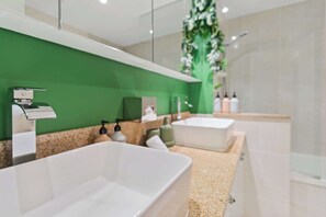 Dusche, Haartrockner, Handtücher, Shampoo