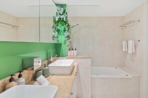 Ducha, secador de pelo, toallas y champú