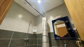 Appartement Deluxe | Salle de bain | Séchoir à cheveux, serviettes fournies, papier de toilette