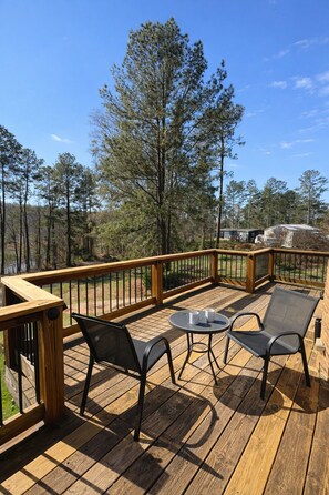 Outdoor dining - Lake Hartwell Cabin, Sleeps 12+, Near Clemson (Anderson)