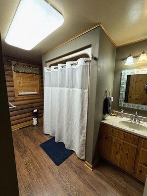Hair dryer, towels, soap, shampoo - Lake Hartwell Cabin, Sleeps 12+, Near Clemson (Anderson)