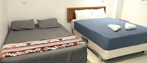 Rideaux occultants, chambres insonorisées, fer et planche à repasser