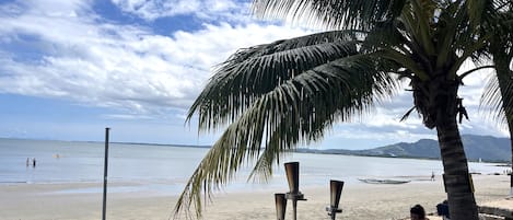 En la playa y bar en la playa