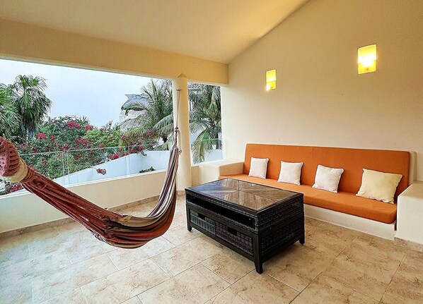 Smart TV, books, stereo, computer monitors - Casa Elegante Luxury Villa (Isla Mujeres)